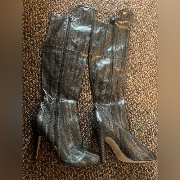 MIA Faux Snake Skin Knee High Boots . 4inch heal, size 8 - Picture 2 of 5